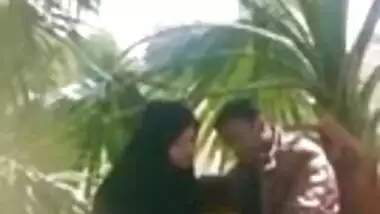 Indian muslim chick doing handjob to her BF in a park 