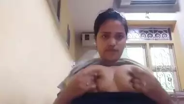 Sexy Indian girl takes her big XXX boobies out in the sex video