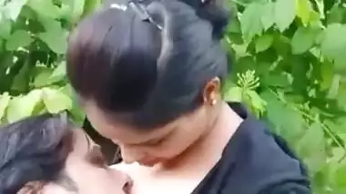 Desi Lover outdoor boobs sucking and smooching