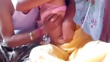 Hot Indian And Indian Desi Bhabhi - Malkin Ne Di Driver Ko Gadi Chlane Ki Sja