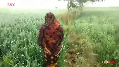 Village aunty sex - Indian MILF slut enjoys playing with her cunt in the forest