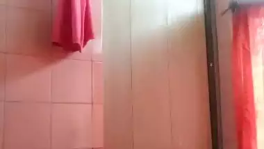 Cute looking Desi girl naked bath show in bathroom