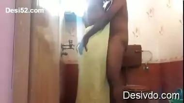 Desi bhabi fucking in toilet , spy video