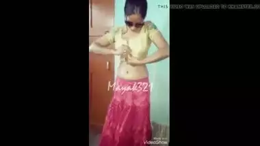 CHASMA PHEN KAR NANGI HUI LADKI KYA BUND ,FUDDI HAI ES KI