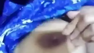 Hijabi Girl Showing Her Juicy Pussy