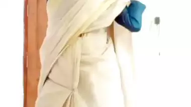 Young desi nude girl strips down her saree on camera