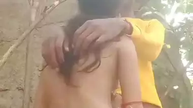 The guy enjoys desi outdoor sex with a married lady