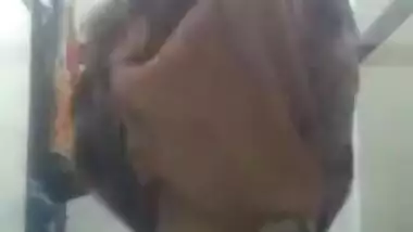 Desi aunty bare selfie clip taken for her secret bf