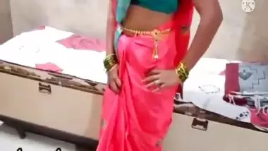 Rakhi Aunty Apne Pati Ko Kaam Pe Bej Ne Ke Baad Chudti Thi