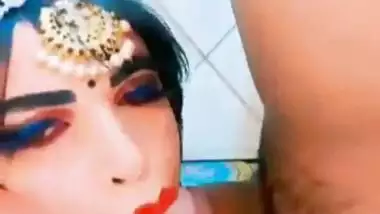 Shemale in saree sucks a dick in Indian gay porn