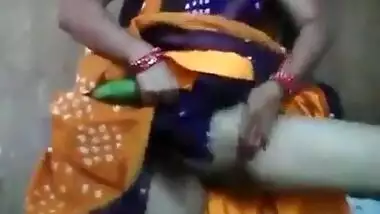 Rajasthani aunty ne kakdi se chut chodi