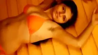 Gorgeously sexy Indian knows how to pose for the camera