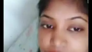 Sexy Look Desi Girl Showing Boobs on Video Call