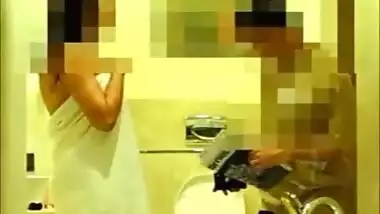 Super daring MUMBAI wife flashes to room service guy in hotel