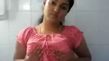 Xxxhindhe Video - Cute girl playing in bathroom indian sex video