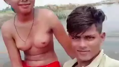 Dehati Lovers enjoying outdoor bathing on selfie cam