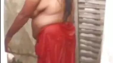 Desi aunty outdoor bath