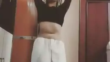 sexy desi babe with tempting naval dancing