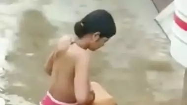 Petticoat bhabhi outdoor bath caught by neighbor
