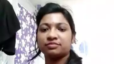 Single Desi lady is in a mood to expose her amazing XXX melons