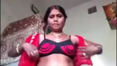 Amateur XXX video of sexy Desi MILF demonstrating her XXX breasts