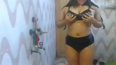 Desi girl nude show in toilet for lover part 2