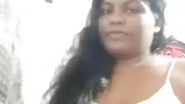 Desi Girl Shows her Big Boobs