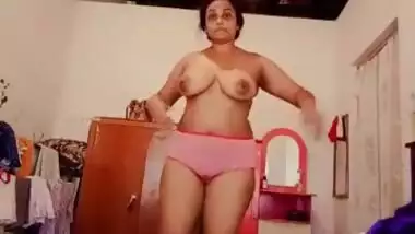 Sexy Sri Lankan Tamil Wife Showing Boobs