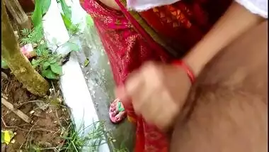 Desi Kamwali Bai Ko Garden Me Le Jakar Pela