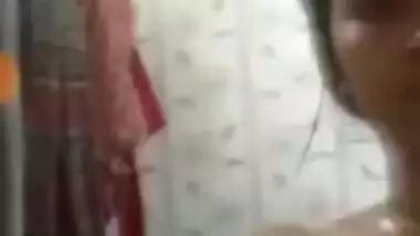 Cute Desi Girl Showing bathing on Video call