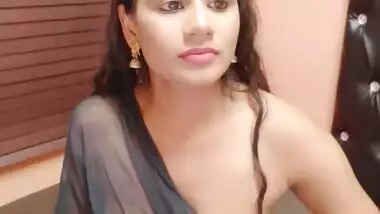 Desi Slim Girl In Saree Cam Show