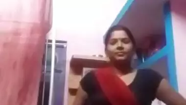 Desi Village Bhabhi Lifting Saree Pussy Show