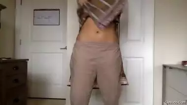 Desi babe stripping on cam