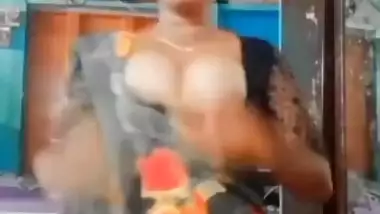 Kannadiga wife boobs show and viral nude fingering