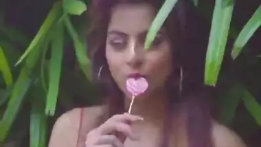 DESI HOTTIE WANTS TO LICK DICK IN PARK