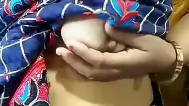 Bhabi Showing Her Boobs and Handjob