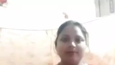 Horny Desi Bhabhi Nude Show