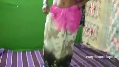 Marathi bhabhi pulling up her sari to show her cunt