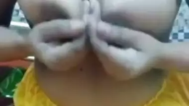 Bored Desi woman cheers herself up spreading pussy on the camera