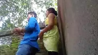 Desi teen lovers hot standing quicky sex in outdoors