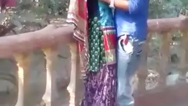 Desi lover very hot kiss in park