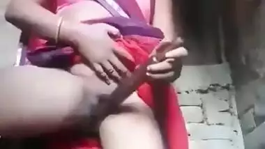 Village bhabhi inserting belon in pussy