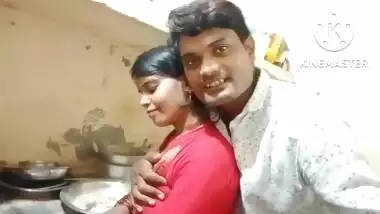 Innocent bhabhi boobs pressed & grabbed nicely in roti making vlog