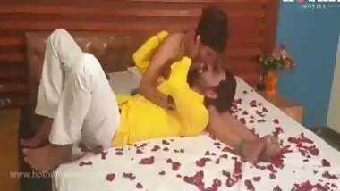 Desi Bhabhi And Desi Aunty In Bhabhi Ko Paise Dekar Jamkar Choda