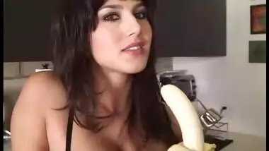 Hot hot indian pornstar Sunny Leone teaching...