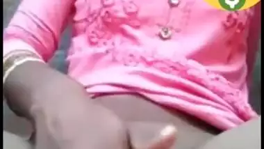 Desi village bhabi shwo her hot pussy