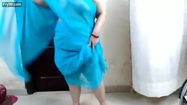 Desi fatty bhabi sexy pee