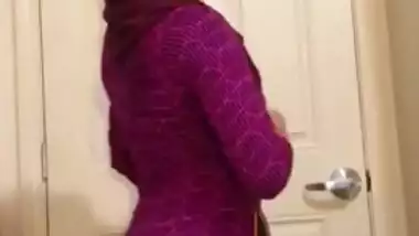 Desi chick makes XXX clip of herself pulling sari up to expose boobs