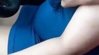 Dedi girl in car showing boobs n pussy while she driving