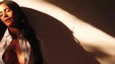 Poonam Pandey Stripping Clothes For Sun Kissed Video Song